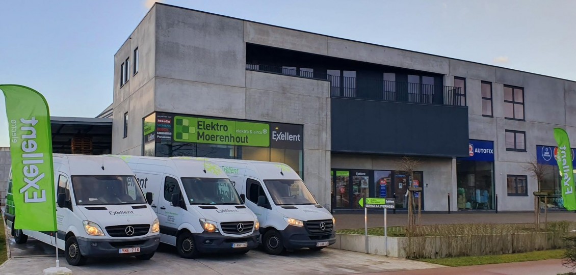 De winkel van Elektro Moerenhout in Merchtem, met drie bestelwagens van het eigen serviceteam voor de deur