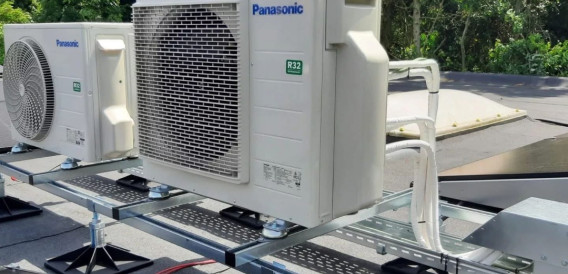 Panasonic airco-buitenunits op een plat dak, gemonteerd door de techniekers van Elektro Moerenhout