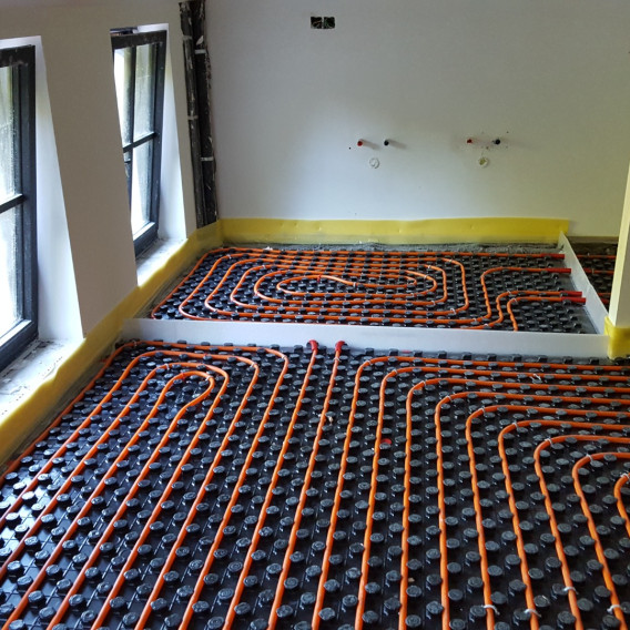 Vers gelegde vloerverwarmingsleidingen in een nieuwbouwwoning in Tervuren