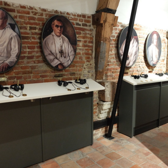 Museumzaal met luisterstations in het Biermuseum van de Abdij van Grimbergen