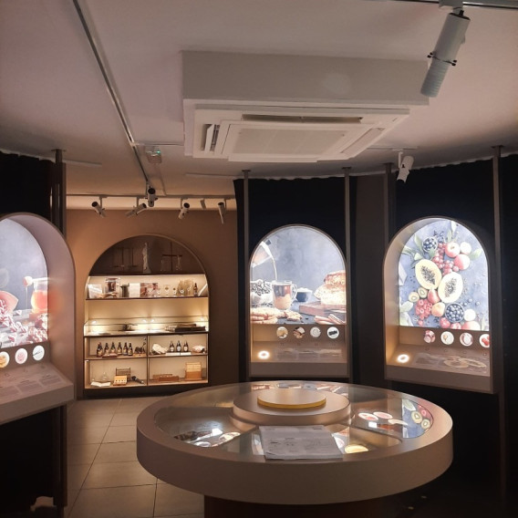Museumzaal met plafond-airco in het Biermuseum van de abdij van Grimbergen