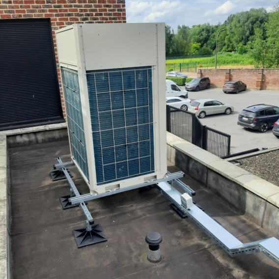 HVAC-buitenunit op het platte dak van het radiologisch centrum in Strombeek-Bever