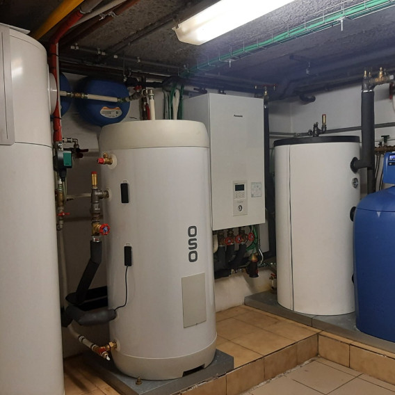 Stookruimte van villa Heffen met buffervaten en hybride warmtepompinstallatie