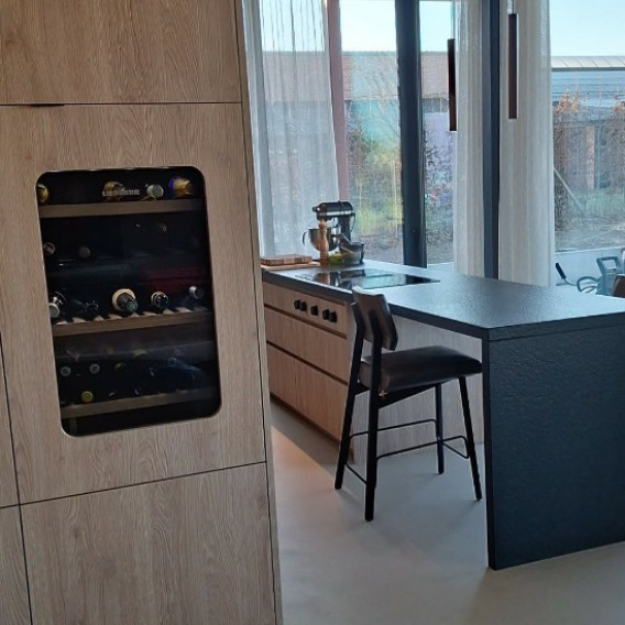 Ingebouwde wijnkast in eiken maatkast, project met Meubelatelier Opwijk